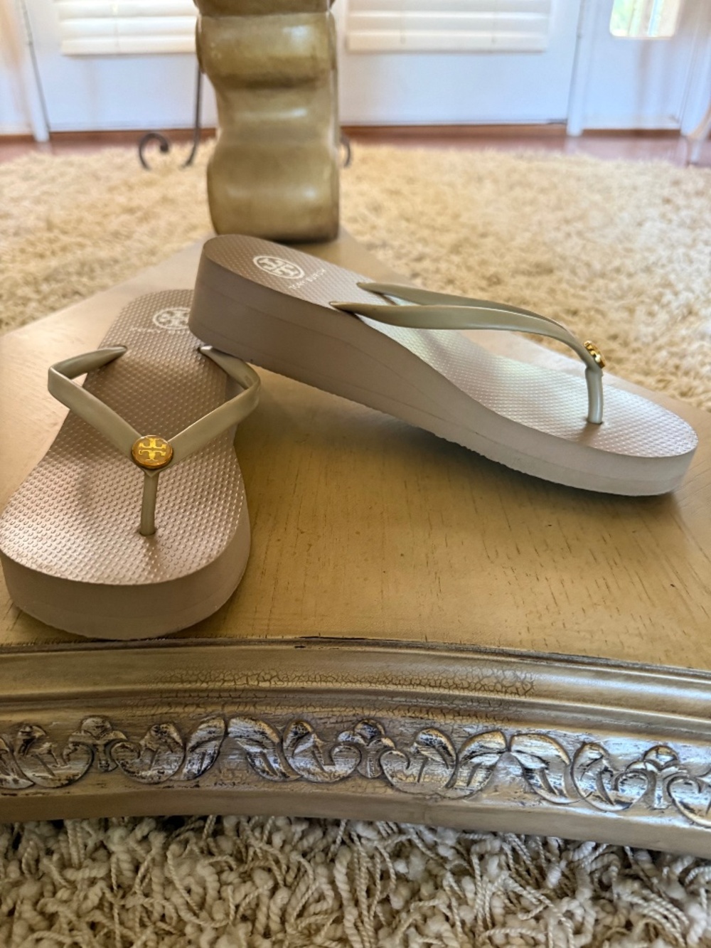 Tory Burch Wedge Flip Flops Tan Beige Gold Logo Platform Sandals Womens 7 - 7.5